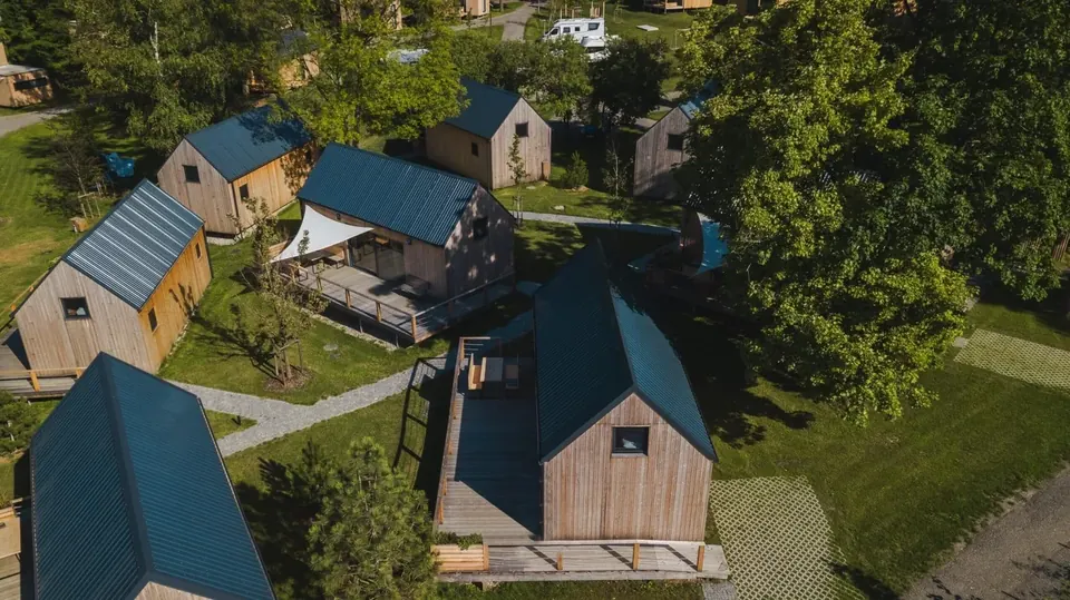 Letecký snímek kempu Primátor Camping Resort v Litomyšli se dřevěnými chatkami