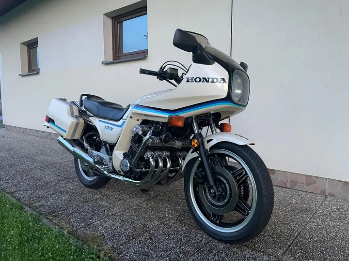 Bílá Honda CBX 1000 s kapotáží, pohled zepředu zleva