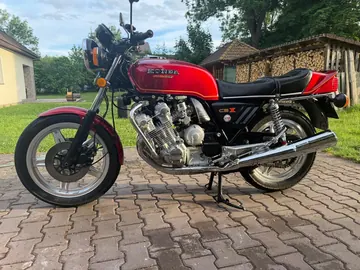 Červená Honda CBX 1000 na dlažbě před dřevěným přístřeškem