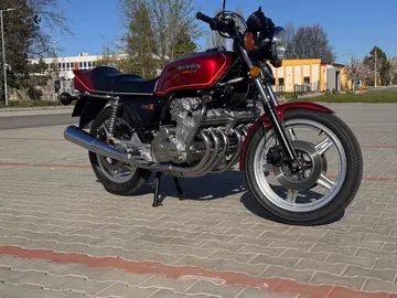Červená Honda CBX 1000 na dlažbě, pohled zprava