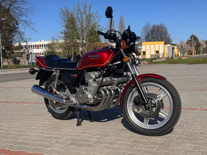 Červená Honda CBX 1000 na dlažbě, pohled zleva