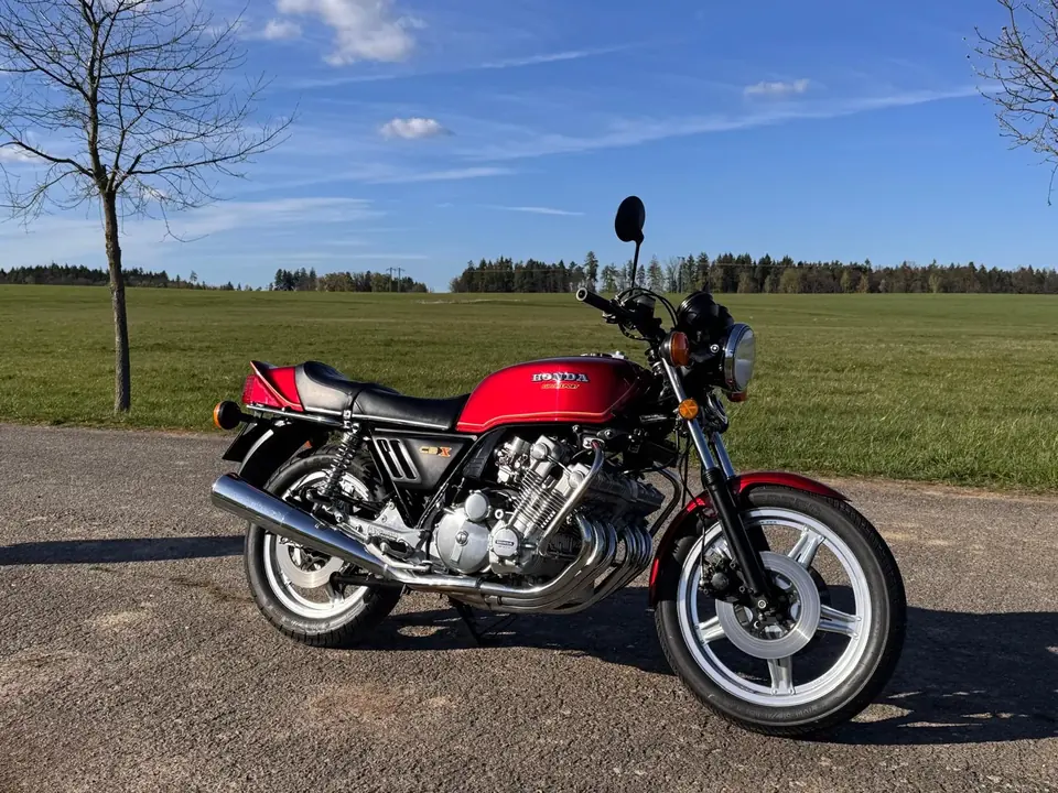 Červená Honda CBX 1000 na louce pod modrou oblohou