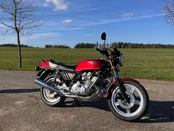Červená Honda CBX 1000 na louce pod modrou oblohou