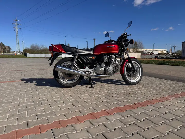Červená Honda CBX 1000, boční pohled na dlažbě